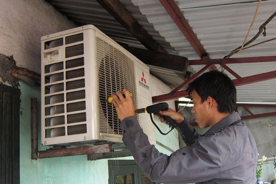 Thợ điện giải mã hiện tượng điều hòa kém mát trong ngày nắng nóng - 1 Thợ điện giải mã hiện tượng điều hòa kém mát trong ngày nắng nóng - 1