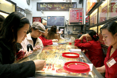 Giá vàng đồng loạt đi xuống