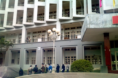 Cô gái rơi từ tầng 4 Học viện Báo chí đang điều trị bệnh tâm thần