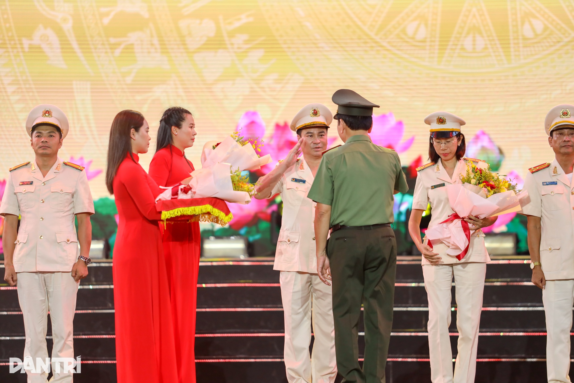Trung tướng Mai Hoàng: Công an TPHCM tiếp nối tinh thần anh hùng cách mạng - 4 Trung tướng Mai Hoàng: Công an TPHCM tiếp nối tinh thần anh hùng cách mạng - 4