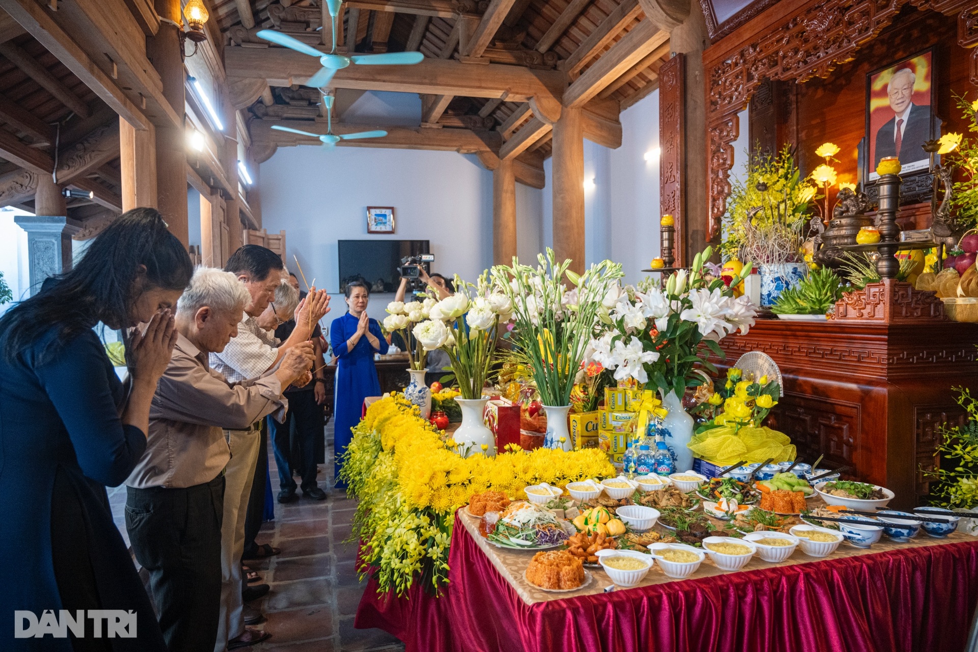 Đông đảo người dân tưởng nhớ 1 năm ngày mất cố Tổng Bí thư Nguyễn Phú Trọng - 2 Đông đảo người dân tưởng nhớ 1 năm ngày mất cố Tổng Bí thư Nguyễn Phú Trọng - 2