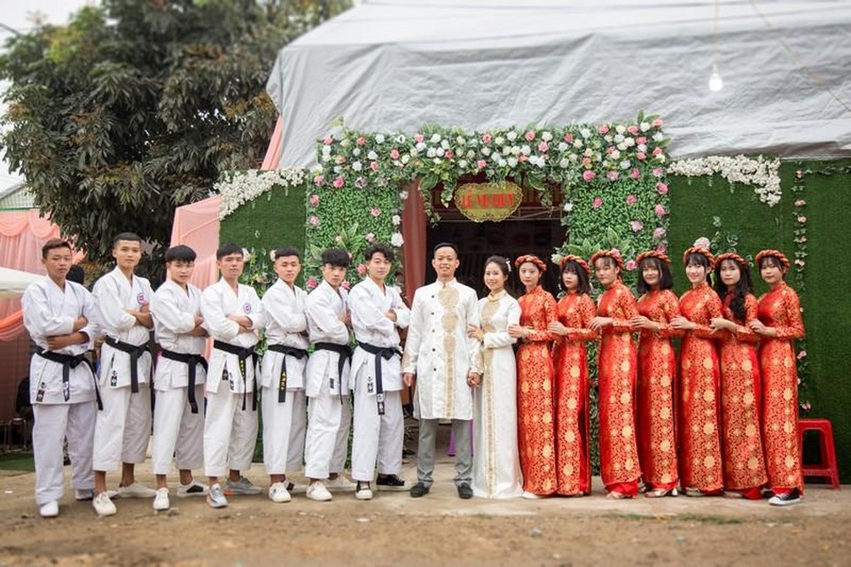 Đội bê tráp mặc trang phục võ thuật trong đám hỏi xứ Nghệ gây “sốt” - 2 Đội bê tráp mặc trang phục võ thuật trong đám hỏi xứ Nghệ gây “sốt” - 2