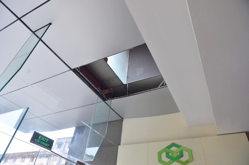 Nhân chứng kể lại vụ giám đốc và nhân viên rơi xuống sảnh chung cư - 4 Nhân chứng kể lại vụ giám đốc và nhân viên rơi xuống sảnh chung cư - 4