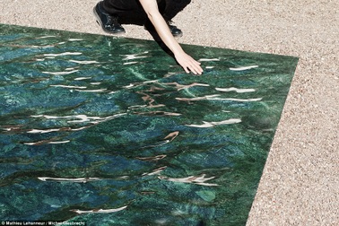 Độc đáo hồ bơi làm từ đá cẩm thạch trông giống như thật