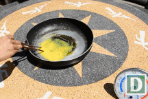 Hà Nội nóng kỷ lục, trứng chín trên chảo giữa trời nắng