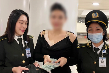 Nữ hành khách quên túi Chanel chứa 52 triệu đồng tại Nội Bài