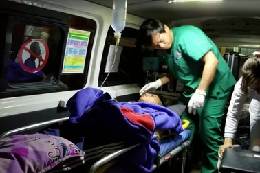 Cấp cứu khẩn cấp thuyền viên bị thương nặng ở cổ