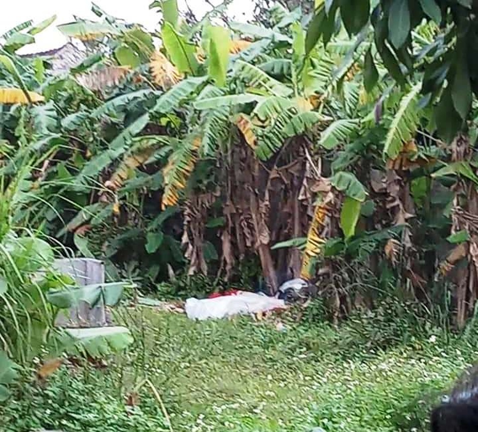 Tá hỏa phát hiện thi thể người đàn ông trong bụi chuối - 1 Tá hỏa phát hiện thi thể người đàn ông trong bụi chuối - 1