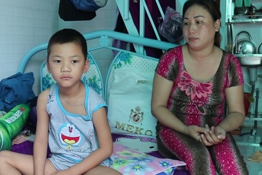 Người mẹ bán vé số ứa lệ ôm nỗi đau tuyệt vọng nhìn con ung thư