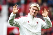 Rasmus Hojlund ra mắt Man Utd ở cuộc đấu với Arsenal