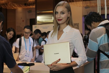 CES Asia 2017: Trên tay Huawei Matebook X giống hệt MacBook