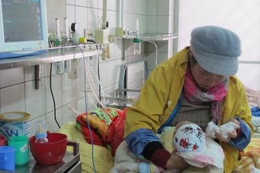 Trẻ 1 tháng tuổi viêm phổi sau tắm đúng đợt rét kỷ lục