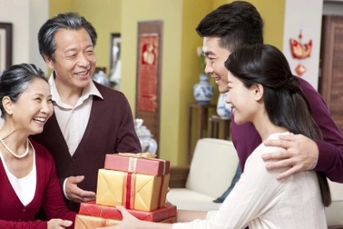 Mới yêu 60 ngày, bạn gái bắt tôi chi 7 triệu đồng mua thứ này cho họ hàng