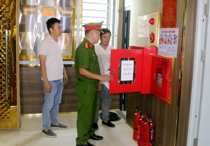  Lực lượng chức năng kiểm tra công tác đảm bảo an toàn tại các quán karaoke