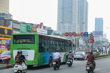 Hà Nội: Biển cấm xe máy trên cầu vượt đang để... làm cảnh?