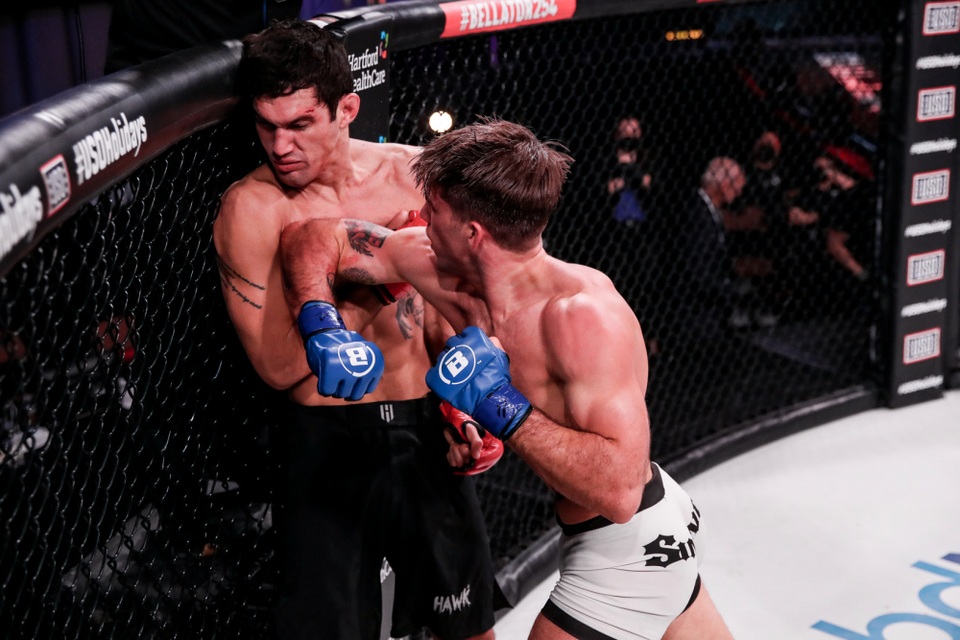 Võ sĩ hạ knock-out đối thủ cao 1m91 bằng kỹ thuật đòn chỏ tuyệt diệu - 1