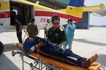 Điều thủy phi cơ ra Trường Sa cấp cứu bệnh nhân đau tim