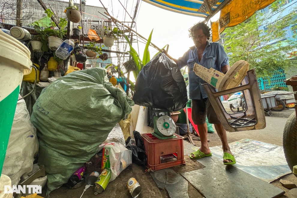 Hai vợ chồng già cùng 3 chú chó sống lang thang, lượm ve chai mưu sinh - 4 Hai vợ chồng già cùng 3 chú chó sống lang thang, lượm ve chai mưu sinh - 4