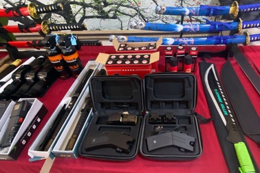 Lập kênh Youtube "Đao kiếm phong thủy" để buôn vũ khí, công cụ hỗ trợ