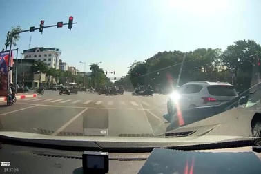 Tài xế xe sang đột ngột chuyển làn khi chờ đèn đỏ, suýt gây ra va chạm