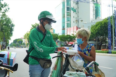 Chàng shipper Tây Đô lấy tiền công mua cơm tặng người nghèo trong đại dịch