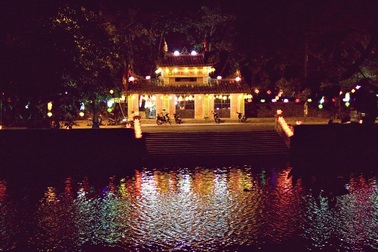 Đêm Huế lung linh sắc màu mùa Phật đản