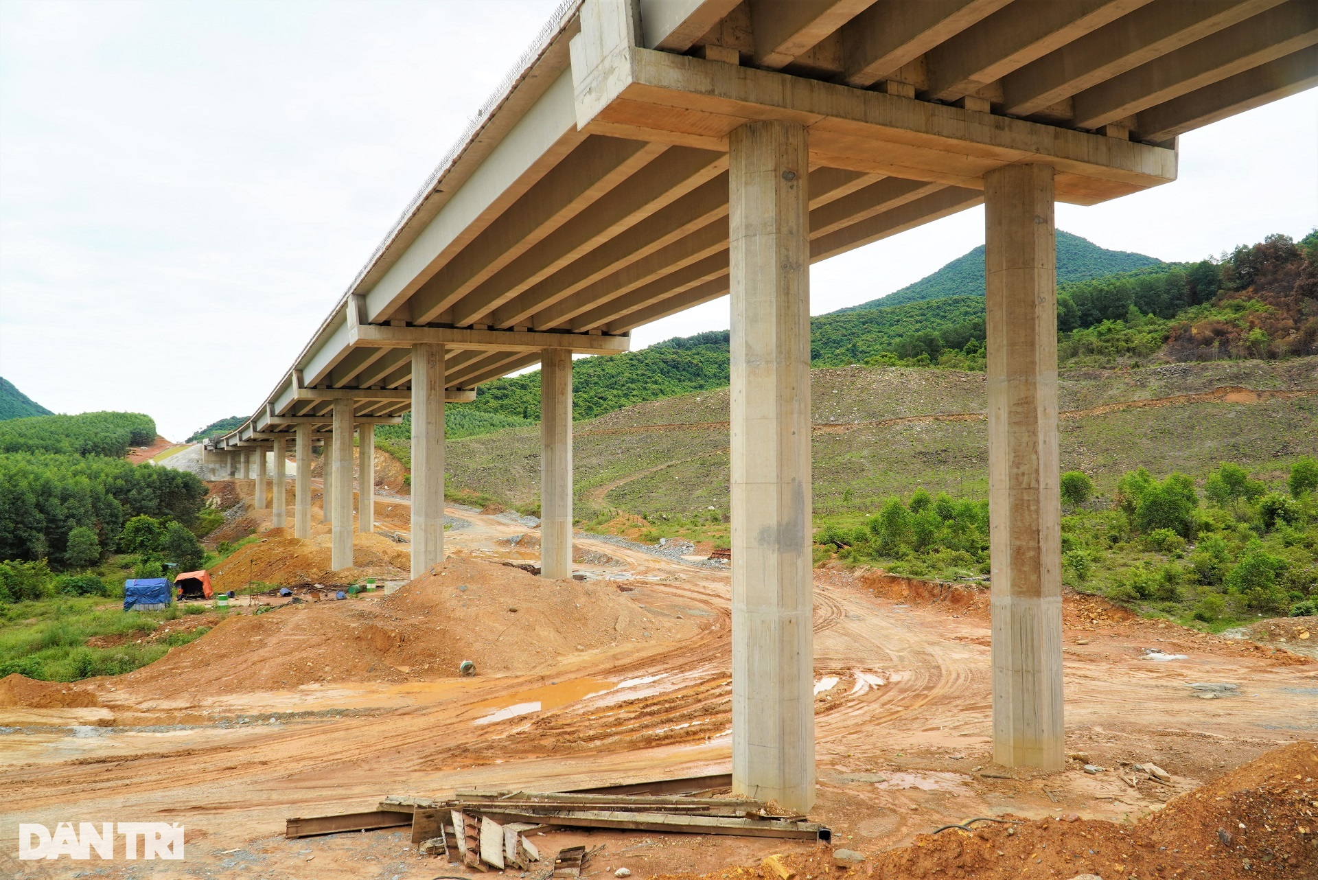 View - Những cây cầu kỳ vĩ xuyên thung lũng, vượt hồ trên cao tốc Vũng Áng - Bùng | Báo Dân trí