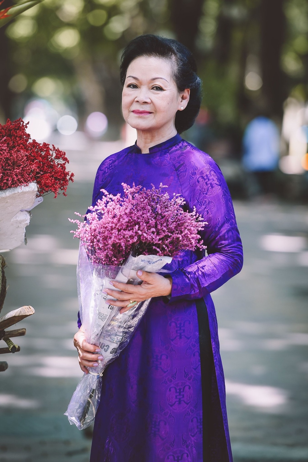 Danh ca Khánh Ly đẹp nền nã với áo dài tím - 3 Danh ca Khánh Ly đẹp nền nã với áo dài tím - 3