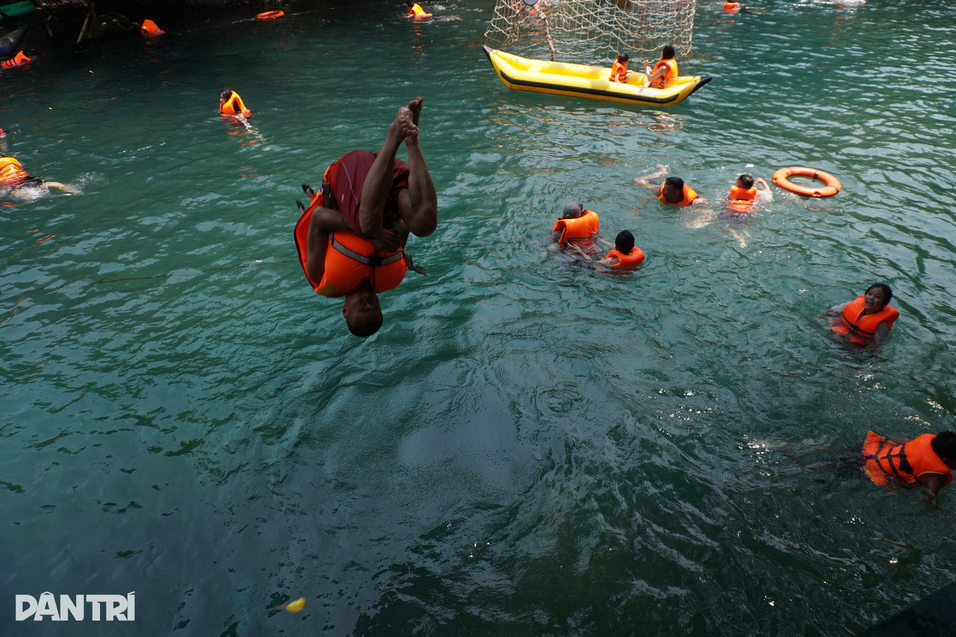 Du khách đổ xô về Phong Nha, ngâm mình trong dòng suối mát lạnh - 9