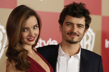 Vợ chồng "cướp biển" Orlando Bloom quấn quýt không rời