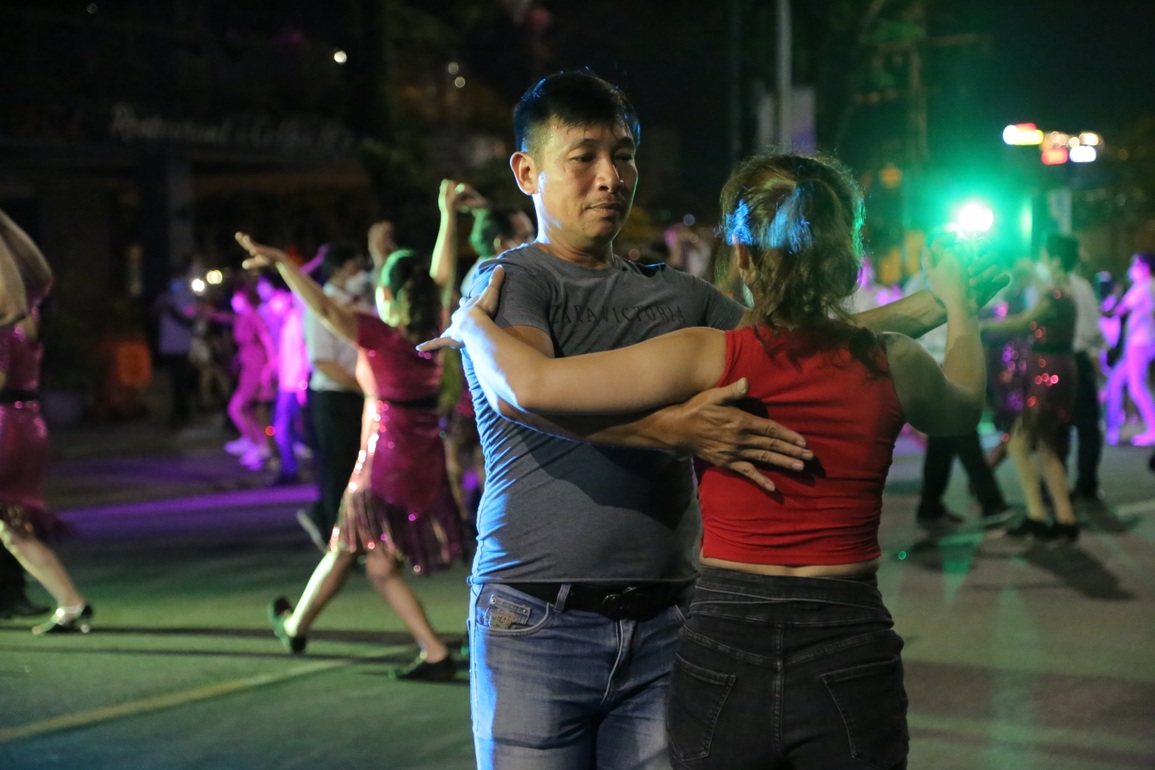 Vũ công nhảy tango, rumba… khuấy động đường phố Đà Nẵng - 7 Vũ công nhảy tango, rumba… khuấy động đường phố Đà Nẵng - 7