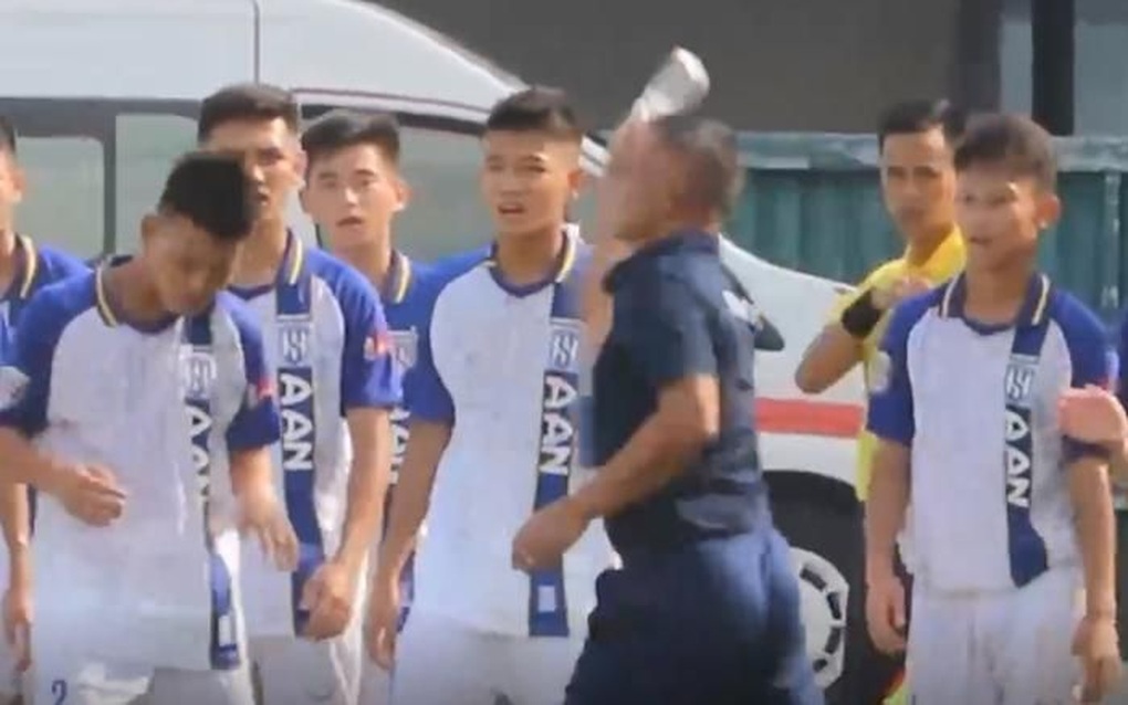 HLV Ngô Quang Trường dạy dỗ cầu thủ U15 SL Nghệ An trên sân - 1 HLV Ngô Quang Trường dạy dỗ cầu thủ U15 SL Nghệ An trên sân - 1