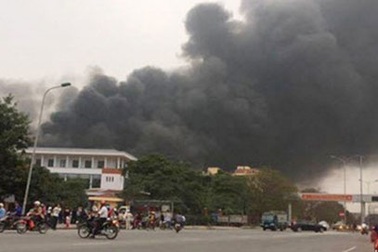 Cháy lớn tại nhà máy gạch Viglacera, cầu viện xe chữa cháy của Hà Nội