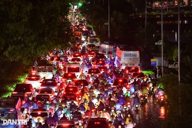 Tài xế kể đêm kinh hoàng tắc đường 8 tiếng, uống nước "cầm hơi"