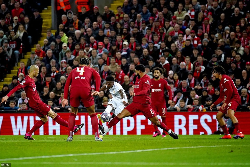 Benzema và Vinicius lập cú đúp, Real Madrid ngược dòng hạ Liverpool - 3 Benzema và Vinicius lập cú đúp, Real Madrid ngược dòng hạ Liverpool - 3
