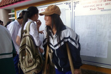 Hai thí sinh chống nạng, đi xe lăn quyết tâm thi đỗ tốt nghiệp