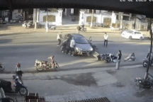 Hàng chục người hợp sức nhấc ô tô cứu nạn nhân kẹt dưới gầm xe