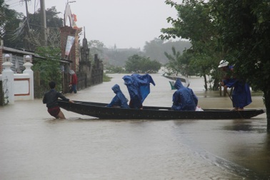 Nước lũ bủa vây, thuyền vẫn chạy đầy... đường