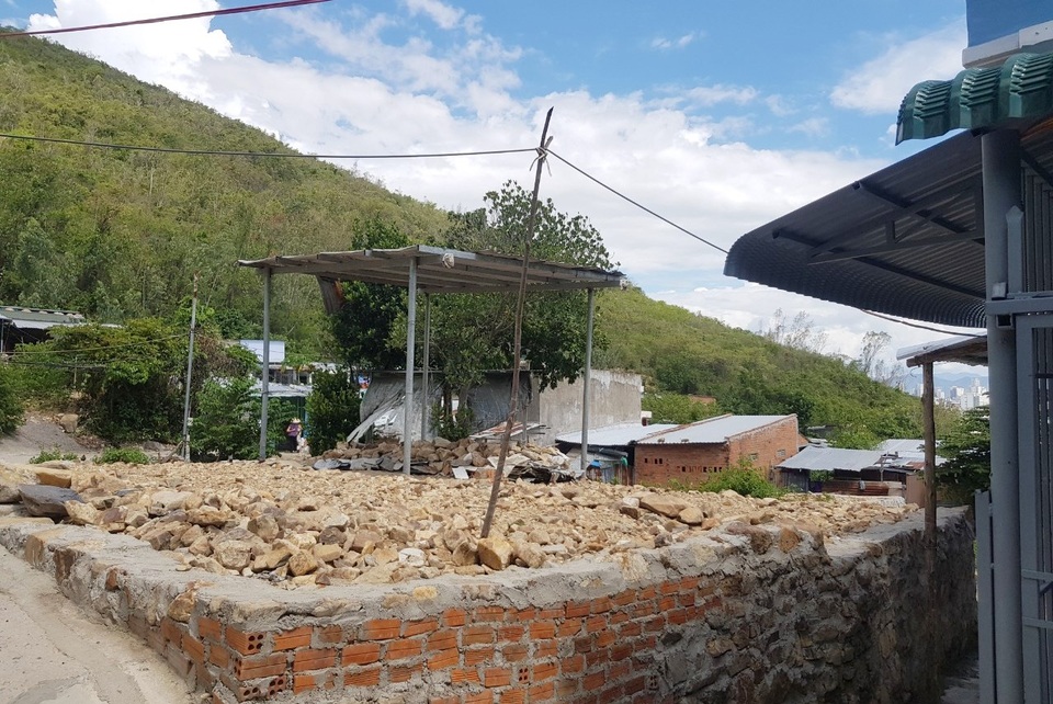 Hàng trăm căn nhà tạm sát chân núi nguy cơ bị vùi lấp - 9 Hàng trăm căn nhà tạm sát chân núi nguy cơ bị vùi lấp - 9