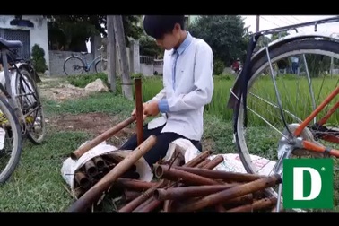 Nhọc nhằn mưu sinh thả trúm lươn.