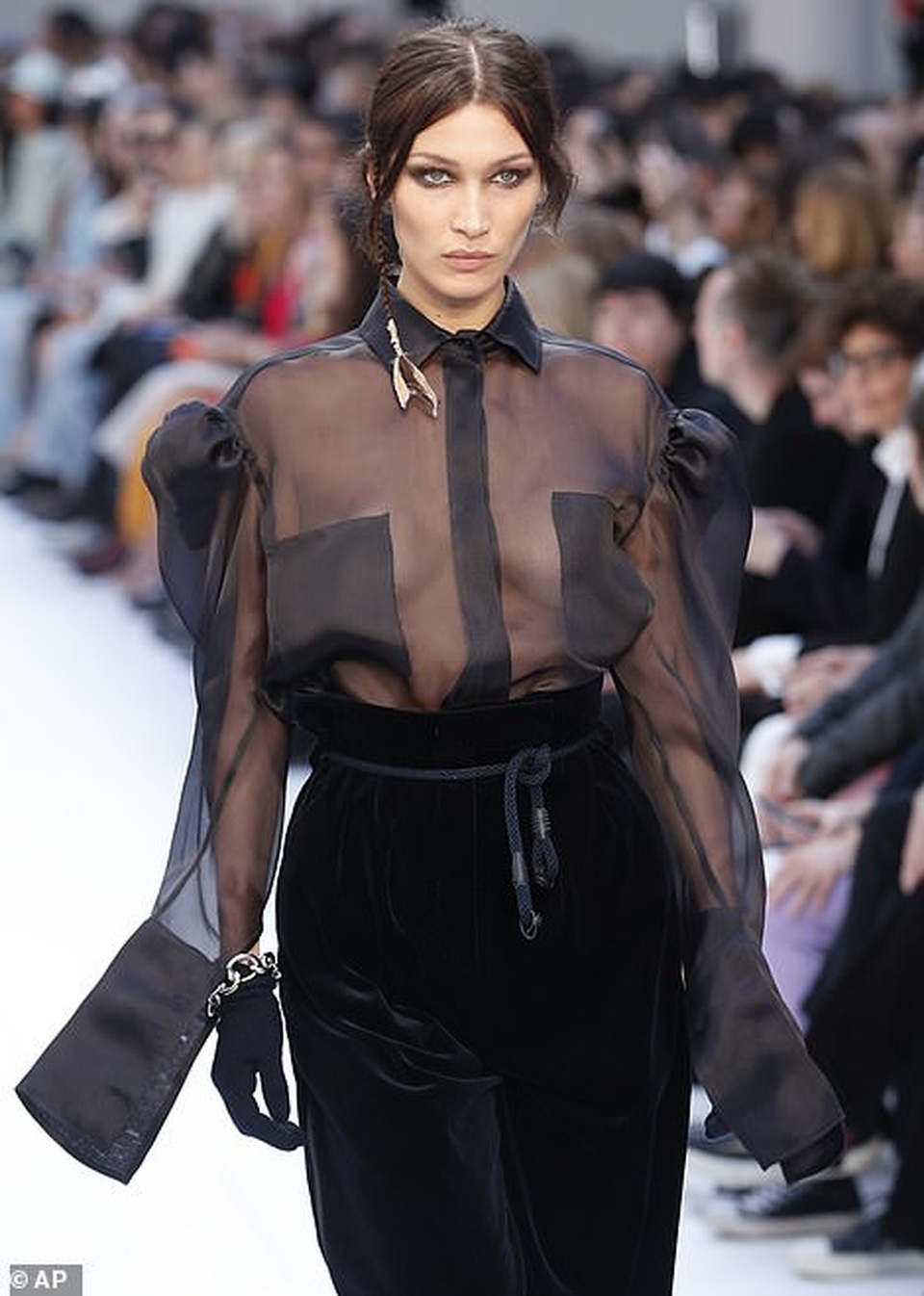 Bella Hadid mặc áo xuyên thấu táo bạo - 3 Bella Hadid mặc áo xuyên thấu táo bạo - 3