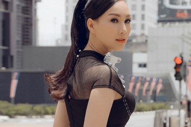 Hoa hậu Paris Vũ khoe đường cong quyến rũ khi dạo phố ở Malaysia