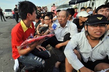 Xếp hàng từ đêm chờ mua vé xem Arsenal thi đấu