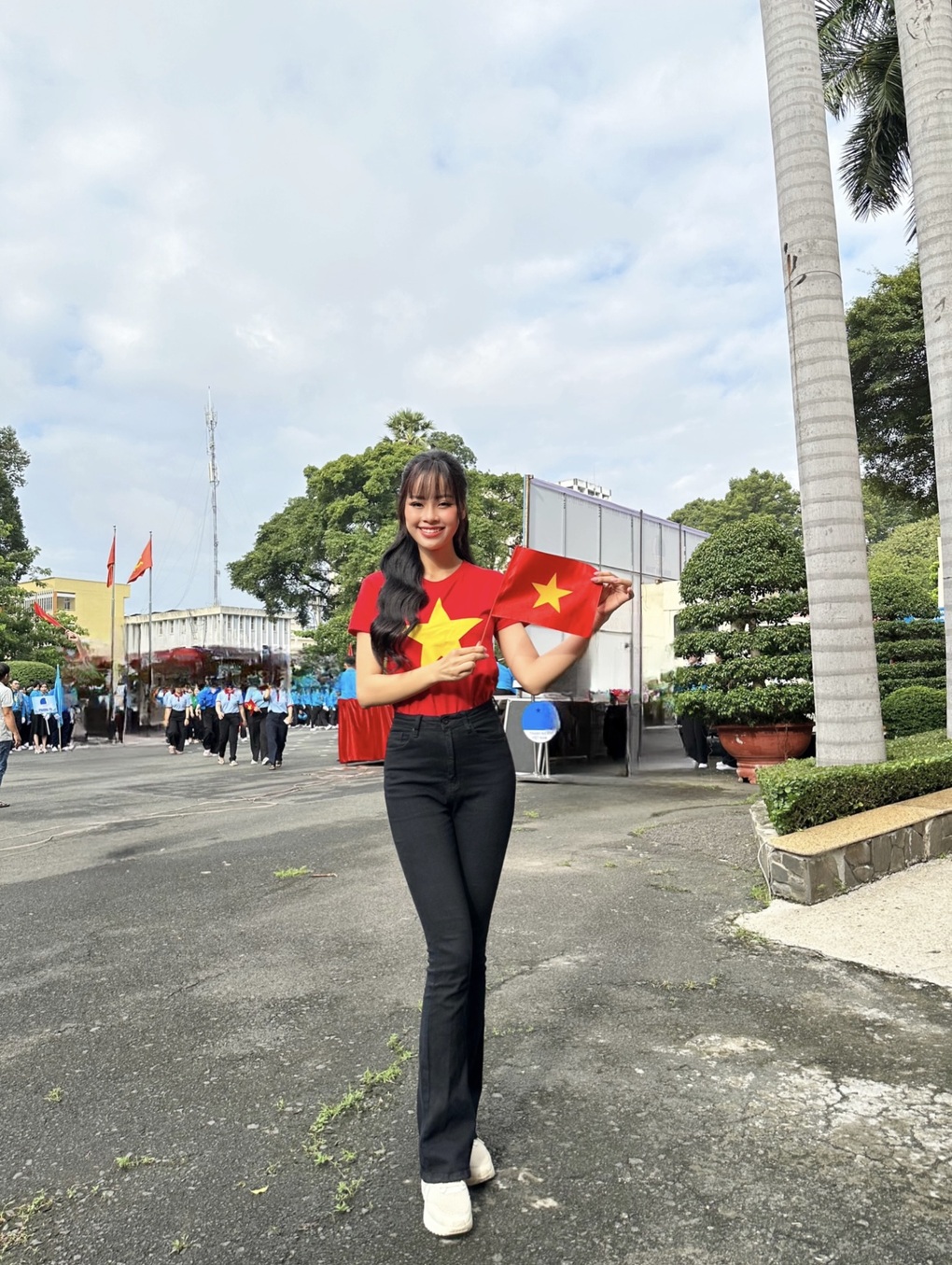 Á hậu Đào Thị Hiền tự tay vẽ tranh tặng trẻ em vùng cao - 6 Á hậu Đào Thị Hiền tự tay vẽ tranh tặng trẻ em vùng cao - 6