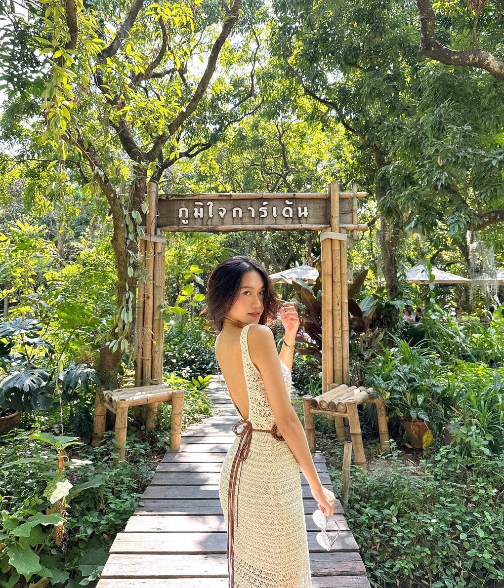 Thời trang khoe eo 55cm hút hồn của bạn gái Đoàn Văn Hậu - 10