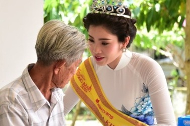 Hoa khôi ĐBSCL 2015 thăm các cụ già neo đơn