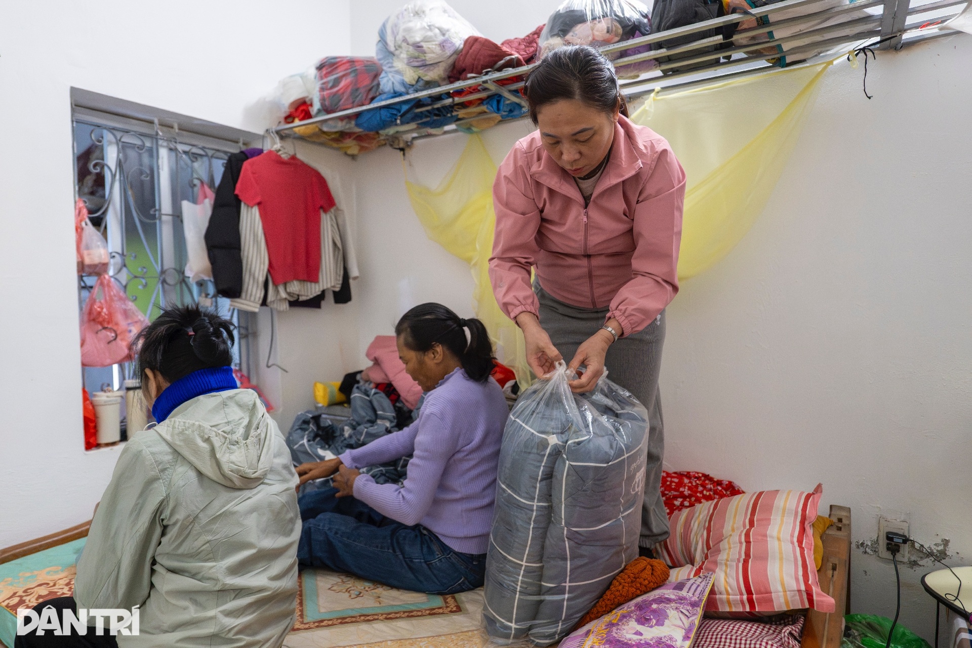 ជីវិតមនុស្សតស៊ូនឹងភាពត្រជាក់នីមួយៗក្នុងតំបន់លាងឈាមទីក្រុងហាណូយ - ១៤ Những phận người chật vật theo từng đợt rét tại xóm chạy thận Hà Nội - 14