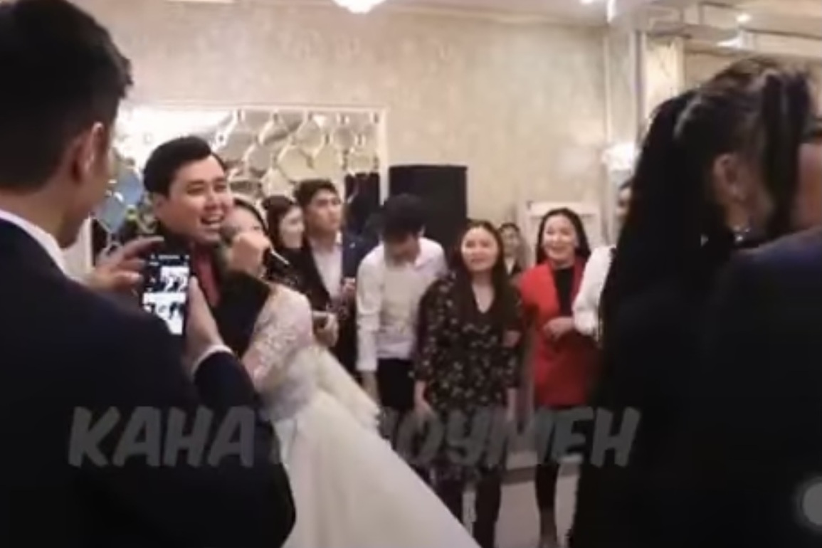 Xôn xao clip cô dâu lao vào hôn MC khi thấy chú rể ôm người yêu cũ khiêu vũ - 1 Xôn xao clip cô dâu lao vào hôn MC khi thấy chú rể ôm người yêu cũ khiêu vũ - 1