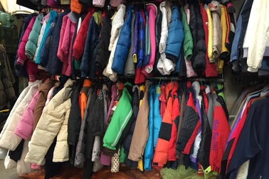 Chiếc nhẫn kim cương, xấp ngoại tệ trong chiếc áo cũ bốc mùi