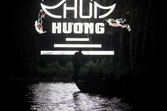 Hà ng chục ngà n ngưá»i ken Äặc chùa Hương, soi Äèn xuyên Äêm qua